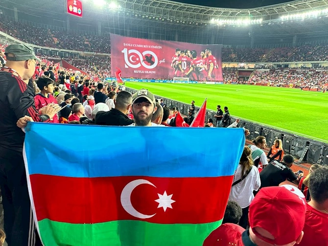 Türkiyə - Ermənistan matçında Azərbaycan bayraqları — FOTOLAR