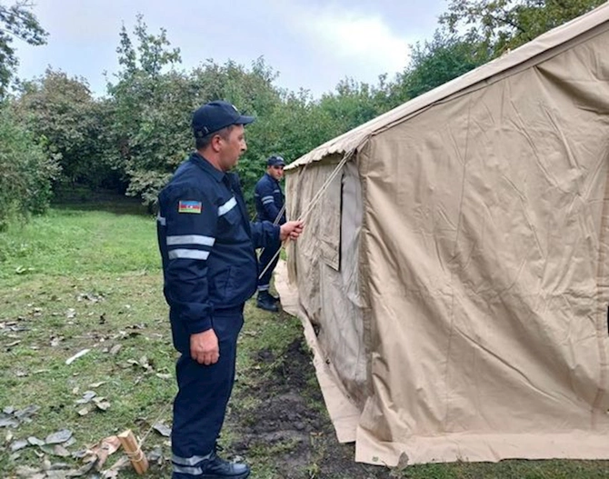 FHN evi yağışdan yararsız hala düşən sakin üçün çadır qurdu — FOTO