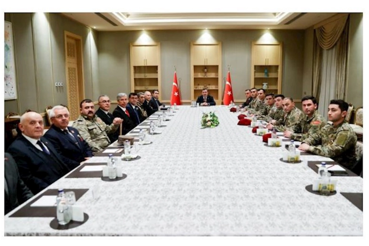 Cevdet Yılmaz azərbaycanlı veteranlarla görüşdü — FOTO