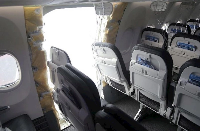 “Boeing” şirkəti havada parçalanan təyyarəsi ilə bağlı AÇIQLAMA YAYDI