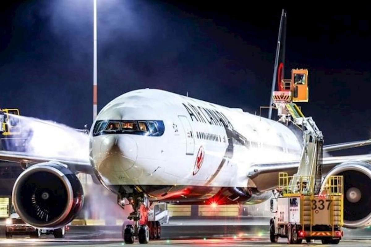 Toronto aeroportunda sərnişin təyyarədən yerə yıxıldı