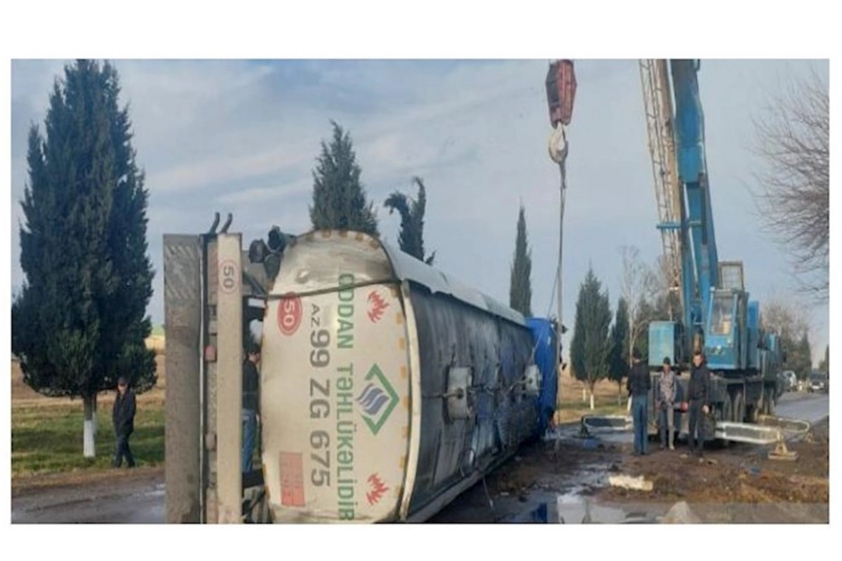 Samuxda yanacaq daşıyan maşın aşdı: 40 ton benzin yola dağıldı — VİDEO (YENİLƏNİB)