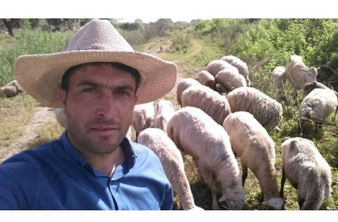 “Çobanlıqdan böyük səhnələrə çıxmağımı həzm etmirlər, Murat Boz məni ayaqüstə alqışlayır” “Çobanlıqdan böyük səhnələrə çıxmağımı həzm etmirlər, Murat Boz məni ayaqüstə alqışlayır”