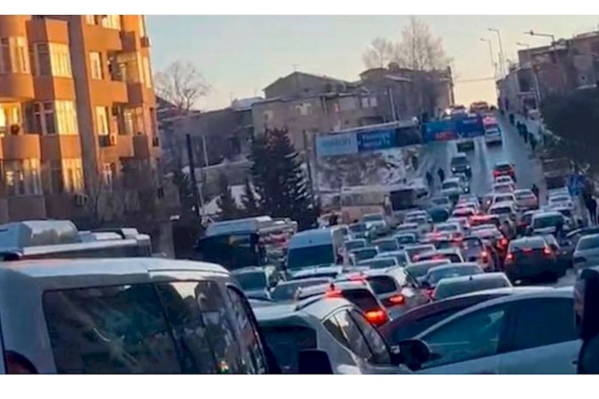 Bakıda yollar buz bağladı: Sonu görünməyən tıxac — VİDEO