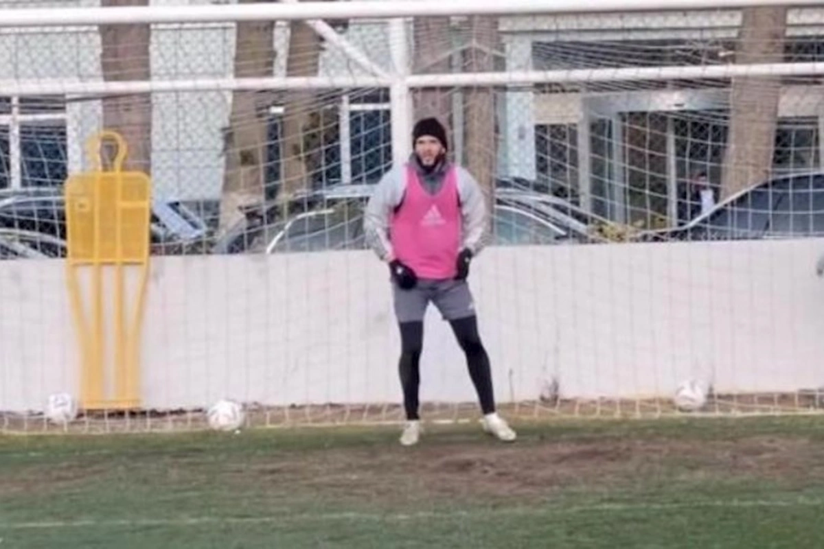 “Qarabağ”ın futbolçusu qapıda dayandı, bütün zərbələri qaytardı — VİDEO