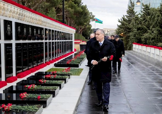 Dövlət rəsmiləri və qurumların əməkdaşları Şəhidlər xiyabanını ziyarət edirlər — YENİLƏNİR (FOTO)