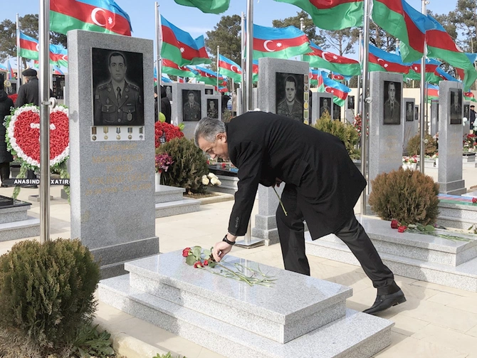 Abşeron rayonunda 20 Yanvar şəhidlərinin xatirəsi böyük ehtiramla yad edilib — FOTOLAR Abşeron rayonunda 20 Yanvar şəhidlərinin xatirəsi böyük ehtiramla yad edilib — FOTOLAR