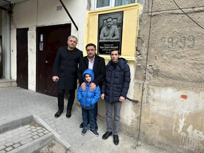 Hacı Şahin Həsənlinin yaşadığı binada barelyefinin açılışı olub — FOTOLAR