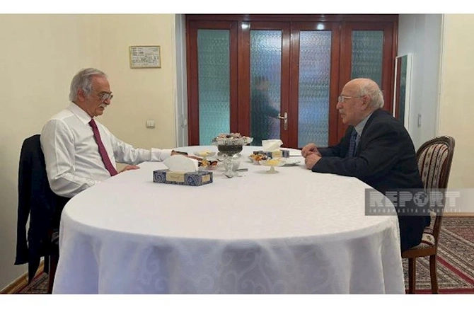 Prezidentin təbrik məktubu Arif Ağakişiyevə təqdim edildi — FOTOLAR Prezidentin təbrik məktubu Arif Ağakişiyevə təqdim edildi — FOTOLAR