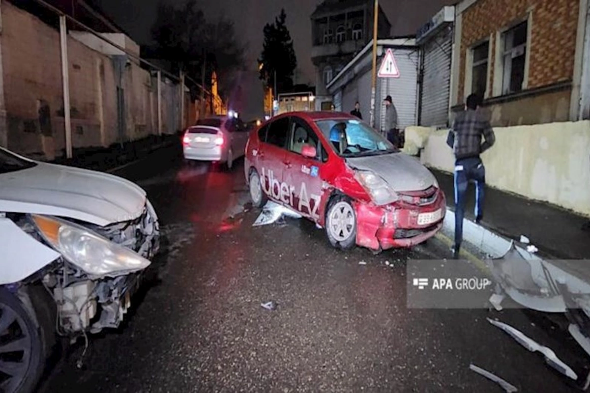Bakıda yol kəsişməsində maşınlar toqquşdu