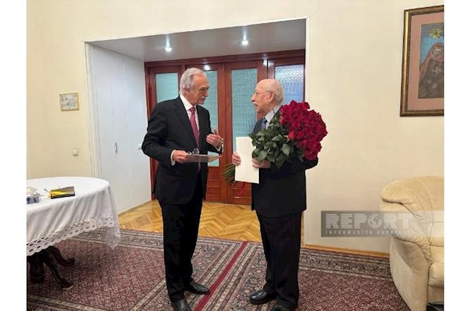 Prezidentin təbrik məktubu Arif Ağakişiyevə təqdim edildi — FOTOLAR Prezidentin təbrik məktubu Arif Ağakişiyevə təqdim edildi — FOTOLAR
