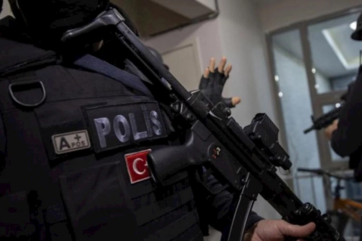 Türkiyədə maskalı şəxslər kilsəyə silahlı hücum edib, ölən var