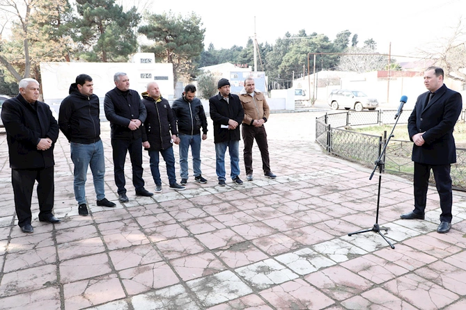 Qarayeri qəsəbə sahibkarlarının 1 aylıq möhlət istəkləri — FOTOLAR Qarayeri qəsəbə sahibkarlarının 1 aylıq möhlət istəkləri — FOTOLAR