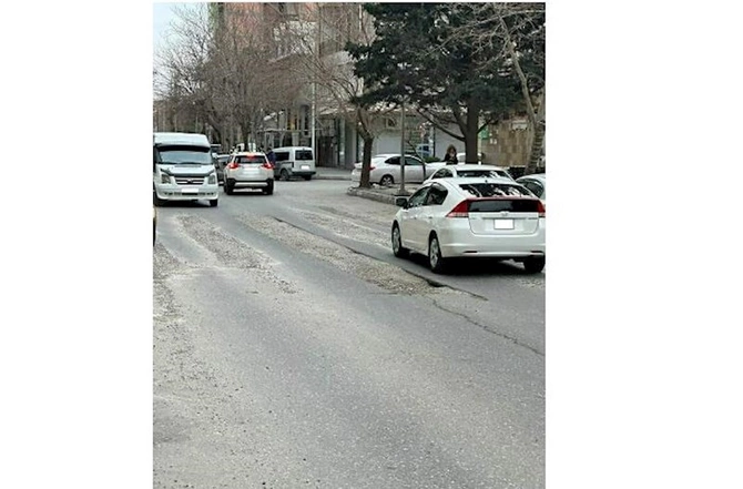 Azərsu dağıtdığı yolu düzəltməyi unutdu — Sürücülər əziyyət çəkir (FOTO)