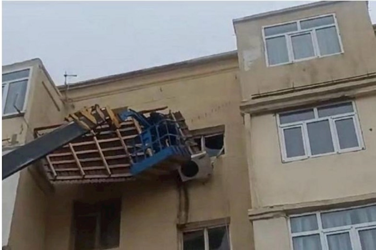 Güclü külək Bakıda yaşayış binasının damını uçurub — VİDEO