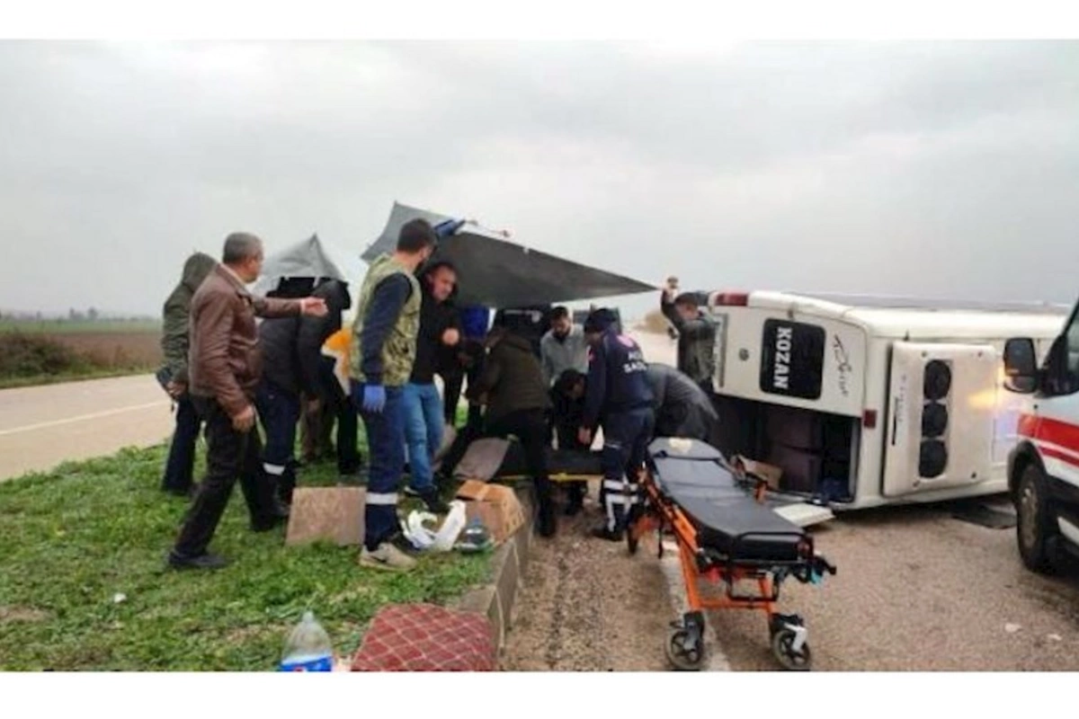 Sərnişin mikroavtobusu aşdı: Yaralılar var