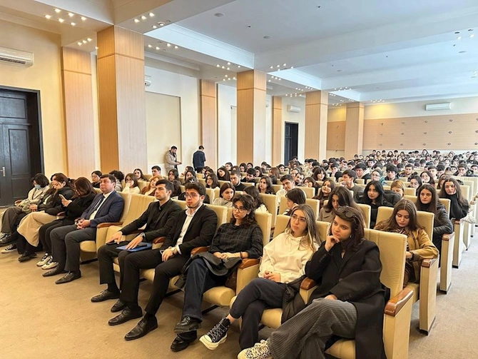 Prezident seçkilərində ilk dəfə səs verəcək gənclər üçün seminarlar davam edir — FOTOLAR