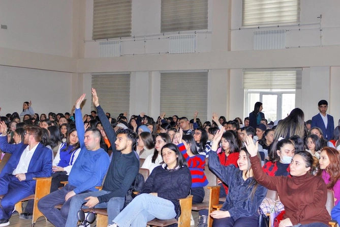 Prezident seçkilərində ilk dəfə səs verəcək gənclər üçün seminarlar davam edir — FOTOLAR