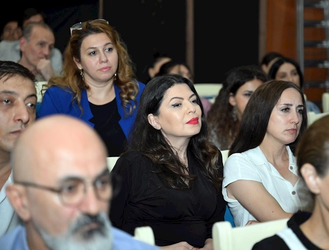 Adil Kərimli “Yuğ” teatrının kollektivi ilə görüşüb — FOTOLAR