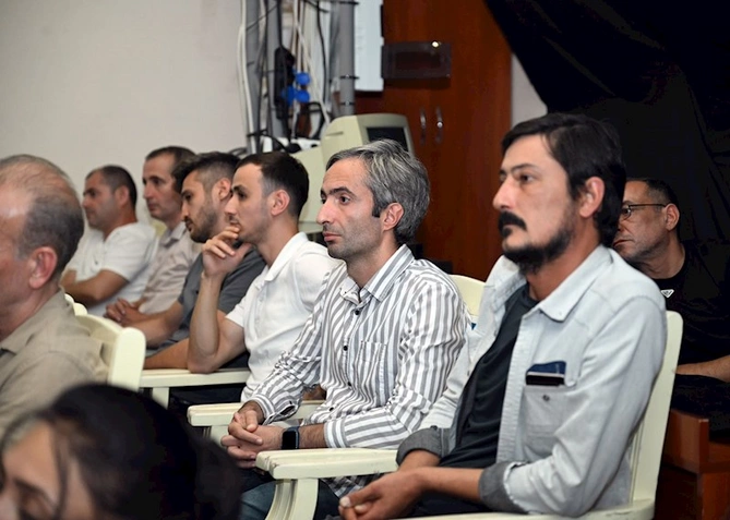Adil Kərimli “Yuğ” teatrının kollektivi ilə görüşüb — FOTOLAR