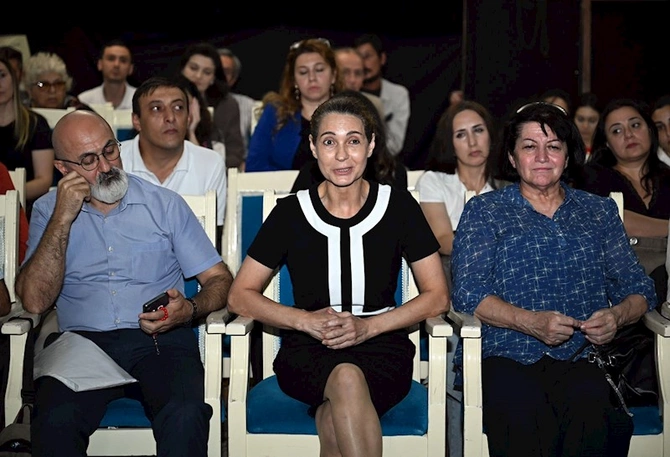 Adil Kərimli “Yuğ” teatrının kollektivi ilə görüşüb — FOTOLAR