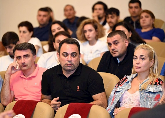 Adil Kərimli Azərbaycan Dövlət Kukla Teatrında olub — FOTOLAR