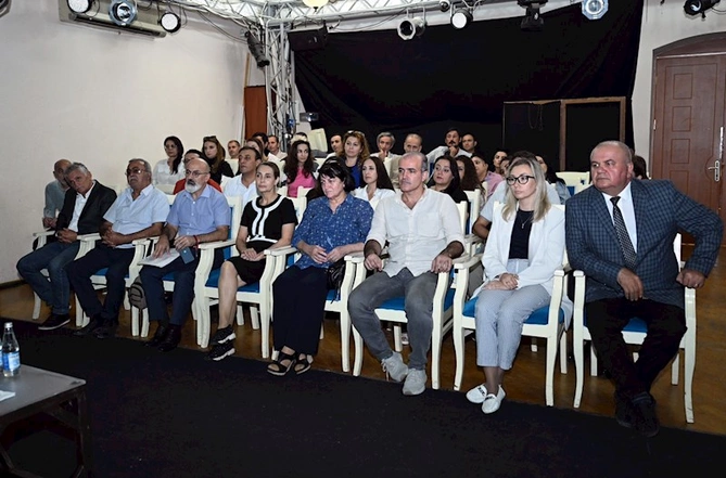 Adil Kərimli “Yuğ” teatrının kollektivi ilə görüşüb — FOTOLAR