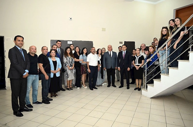 Adil Kərimli “Yuğ” teatrının kollektivi ilə görüşüb — FOTOLAR