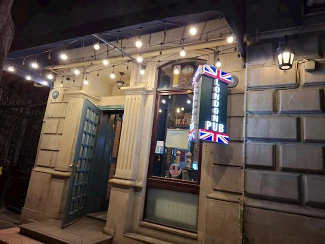 Bakıda məşhur “Pub”da saxta spirtli içkilər aşkarlandı — FOTO