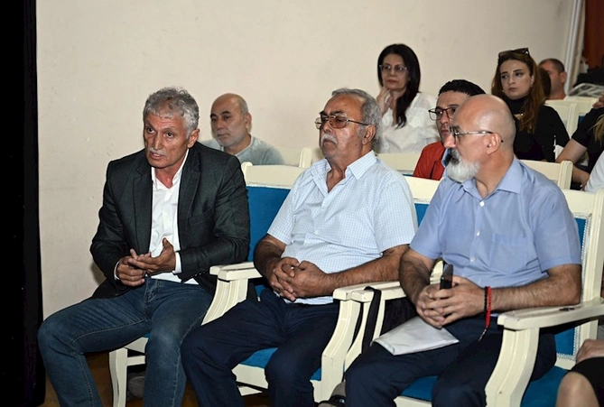 Adil Kərimli “Yuğ” teatrının kollektivi ilə görüşüb — FOTOLAR
