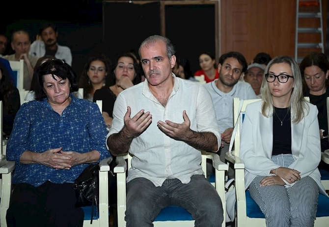 Adil Kərimli “Yuğ” teatrının kollektivi ilə görüşüb — FOTOLAR