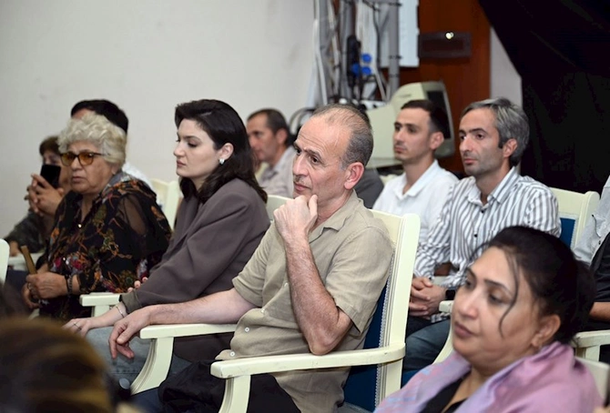 Adil Kərimli “Yuğ” teatrının kollektivi ilə görüşüb — FOTOLAR