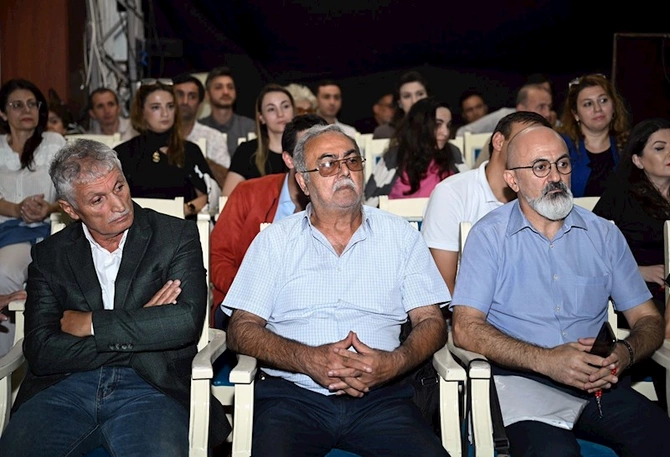 Adil Kərimli “Yuğ” teatrının kollektivi ilə görüşüb — FOTOLAR