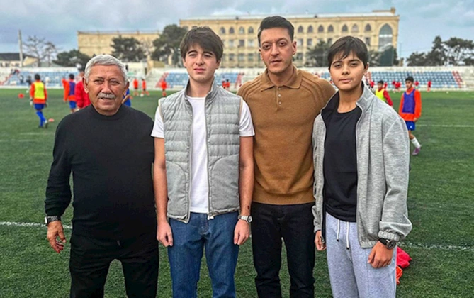 Prezidentin nəvələri Mesut Özillə görüşdü — FOTO