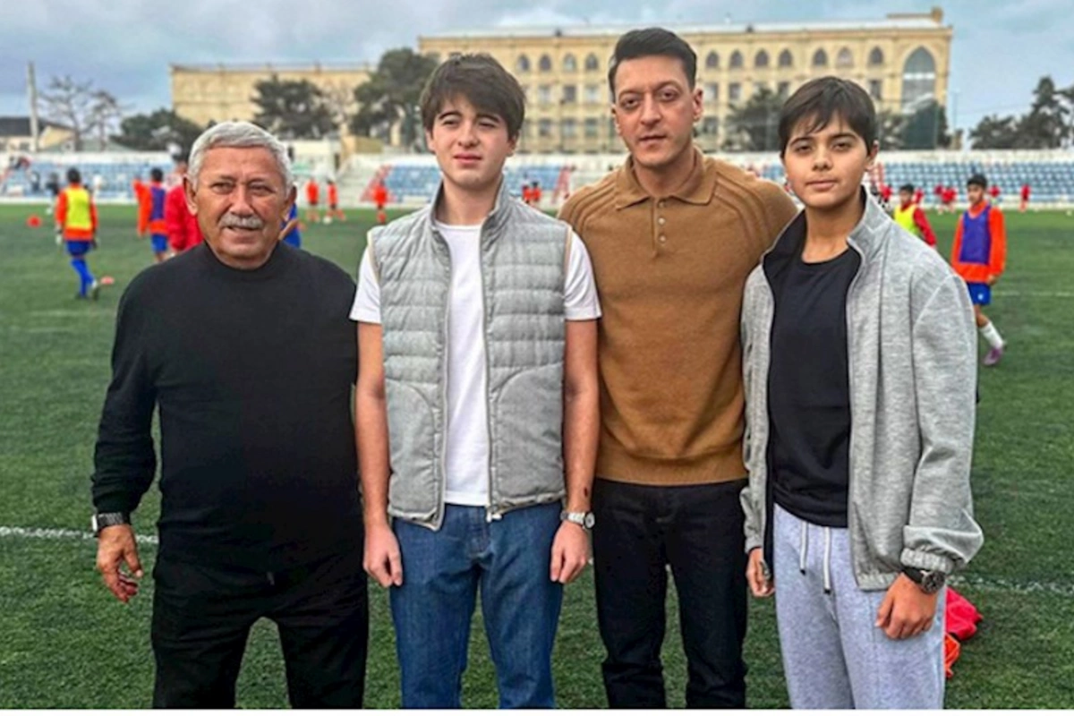 Prezidentin nəvələri Mesut Özillə görüşdü — FOTO