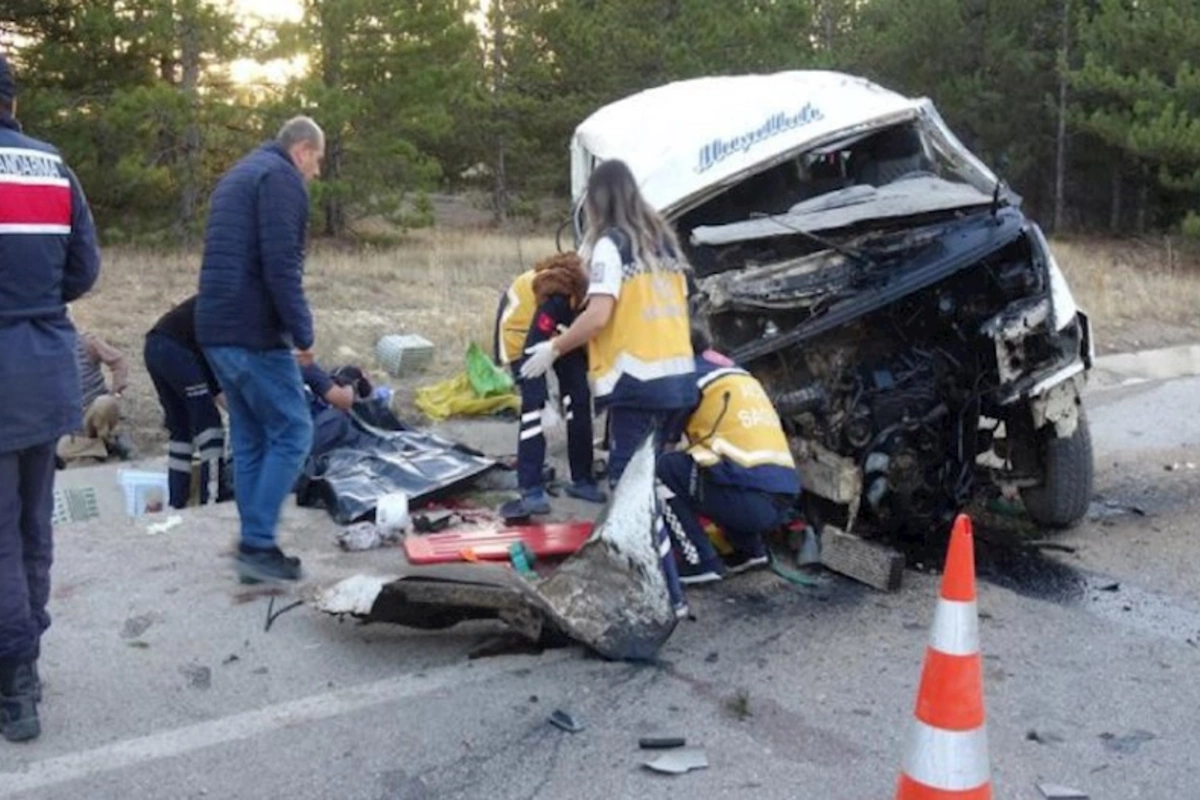 Türkiyədə işçiləri daşıyan mikroavtobus aşdı: 2 ölü, 13 yaralı