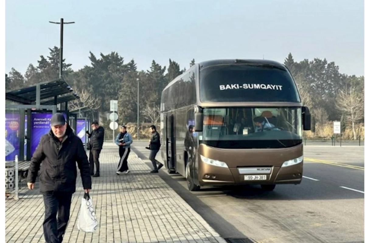 Yağışda islananlar... — Avtobuslar gecikir