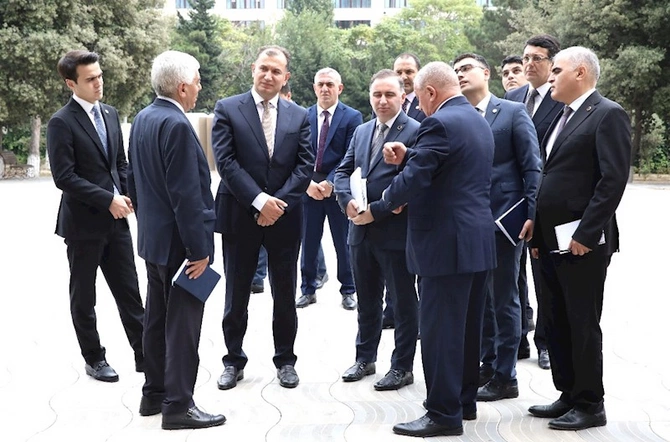 AHİK sədri qurumun Əmək və Sоsial Münasibətlər Akademiyasında tədrisin vəziyyəti ilə maraqlanıb — FOTOLAR