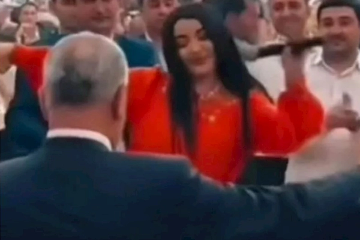 İcra başçısı ilə məşhur müğəninin rəqsi gündəm oldu — VİDEO