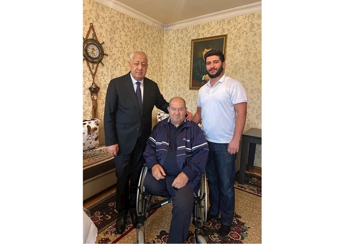 Vahid Əhmədov professor Nizaməddin Şəmsizadəni ziyarət edib — FOTO