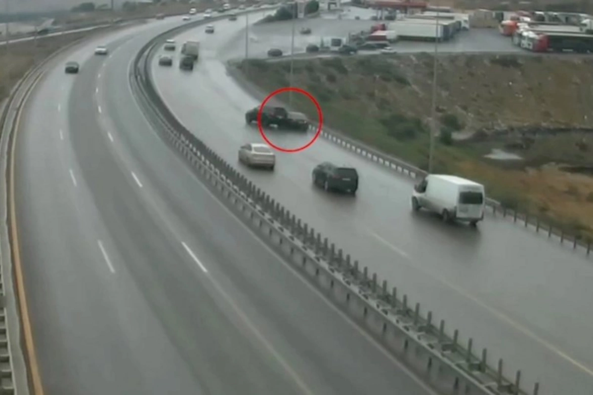 Bakıda geriyə hərəkət edən avtomobil zəncirvari qəzaya səbəb oldu — ANBAAN VİDEO