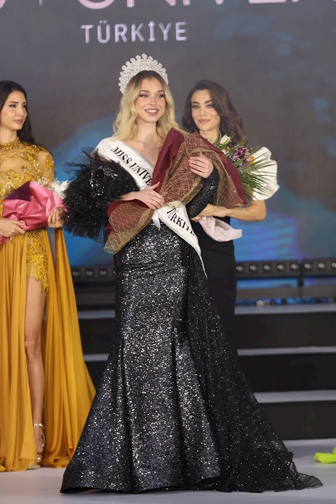 Türkiyənin “Kainat gözəli” seçildi — FOTOLAR Türkiyənin “Kainat gözəli” seçildi — FOTOLAR