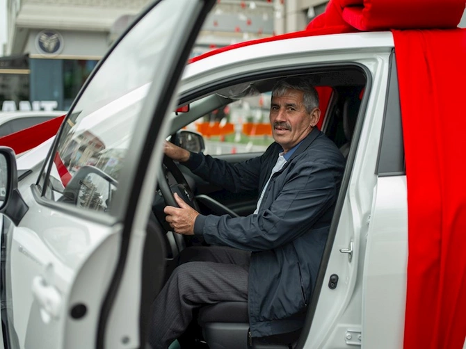 “Şeş-Qoşa” kampaniyasında qazanılan ilk avtomobil sahibinə təqdim olundu! — FOTOLAR “Şeş-Qoşa” kampaniyasında qazanılan ilk avtomobil sahibinə təqdim olundu! — FOTOLAR