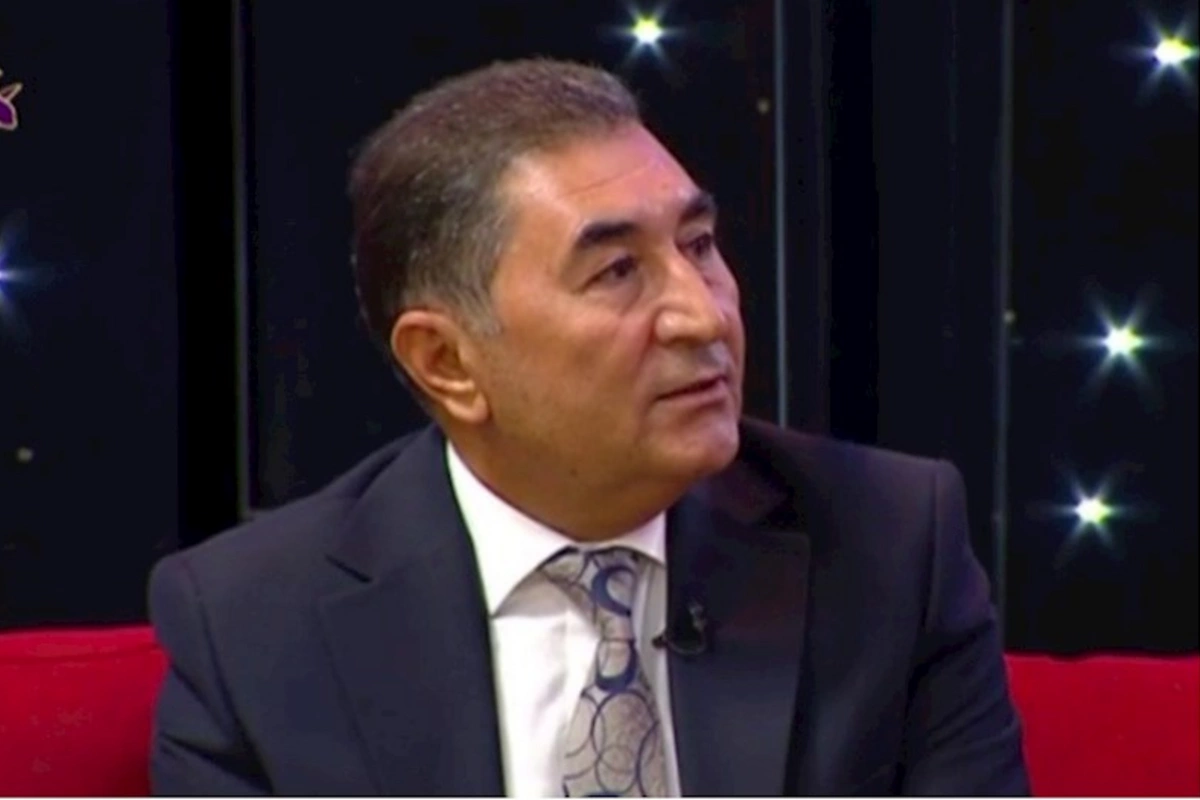 İndi hər şeydən əlini üzən müğənni olur