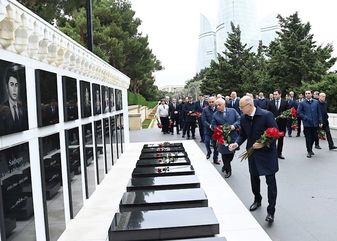 Energetiklər Heydər Əliyevin məzarını və Şəhidlər Xiyabanını ziyarət etdi — FOTOLAR Energetiklər Heydər Əliyevin məzarını və Şəhidlər Xiyabanını ziyarət etdi — FOTOLAR