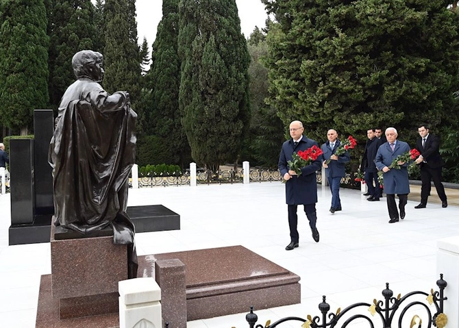 Energetiklər Heydər Əliyevin məzarını və Şəhidlər Xiyabanını ziyarət etdi — FOTOLAR Energetiklər Heydər Əliyevin məzarını və Şəhidlər Xiyabanını ziyarət etdi — FOTOLAR