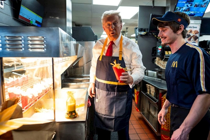 Donald Tramp hamburger restoranında işlədi, Kamalaya söz atdı — FOTOLAR Donald Tramp hamburger restoranında işlədi, Kamalaya söz atdı — FOTOLAR