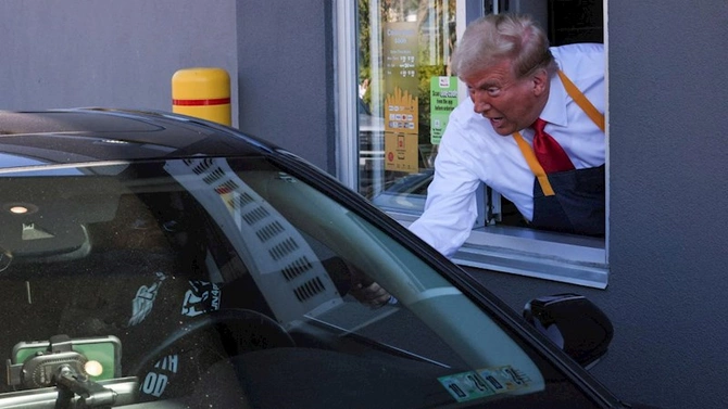 Donald Tramp hamburger restoranında işlədi, Kamalaya söz atdı — FOTOLAR Donald Tramp hamburger restoranında işlədi, Kamalaya söz atdı — FOTOLAR