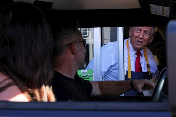Donald Tramp hamburger restoranında işlədi, Kamalaya söz atdı — FOTOLAR Donald Tramp hamburger restoranında işlədi, Kamalaya söz atdı — FOTOLAR