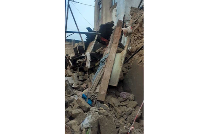 Güclü yağış nəticəsində Bakıda ev uçdu — VİDEO/FOTO